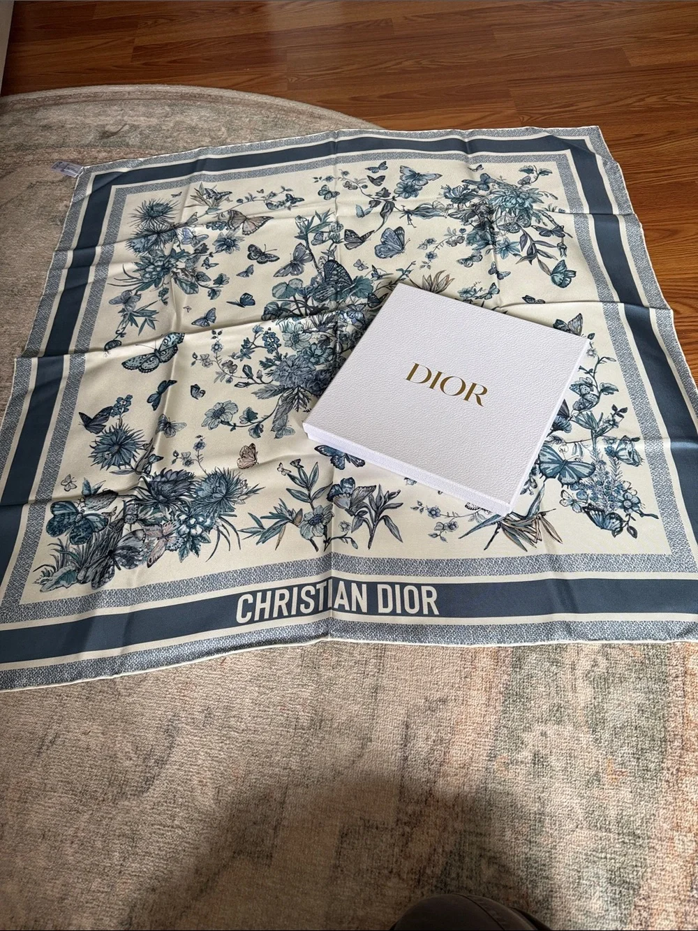 NEW in Box!! Christian Dior Blue & Cream Floral Silk Scarf - Picture 5 of 7